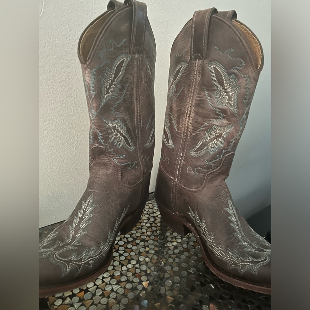 Super cute Justin Cowboy boots.  Chocolate brown with turquoise design.